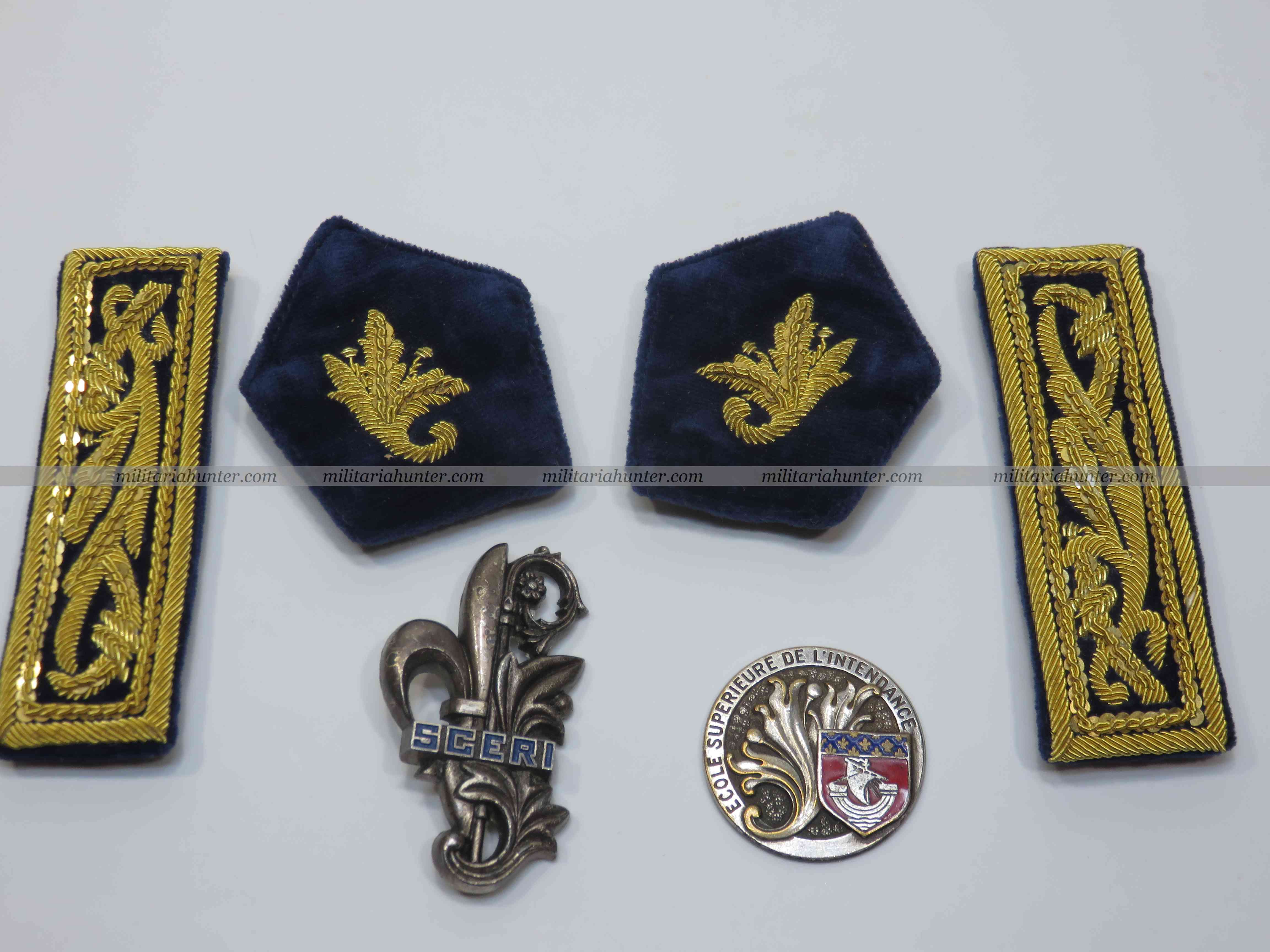 militaria : Lot d'insignes et attributs d'un intendant général - période 1960-1970