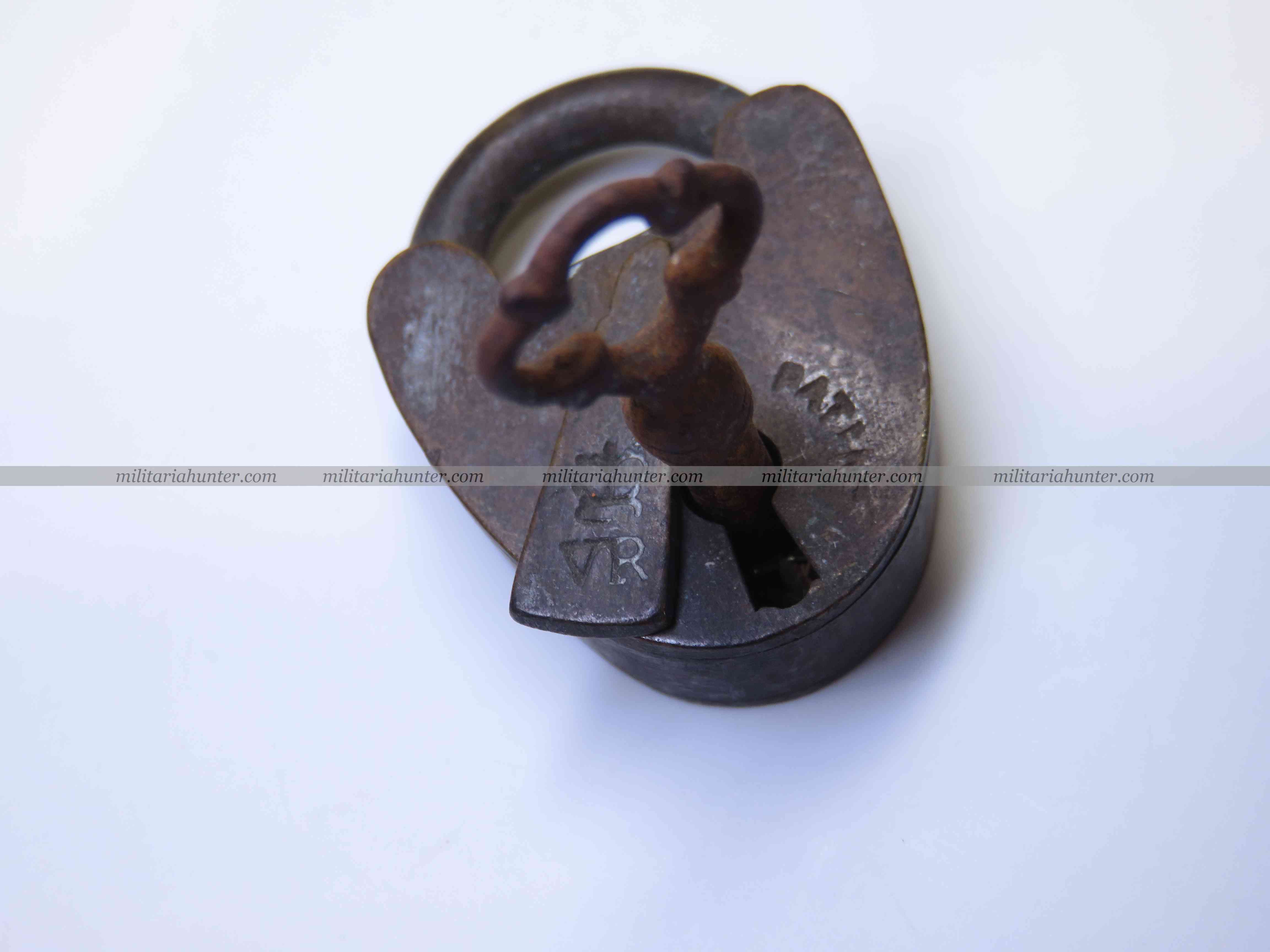 militaria : British Victorian padlock - cadenas anglais victorien et ww1