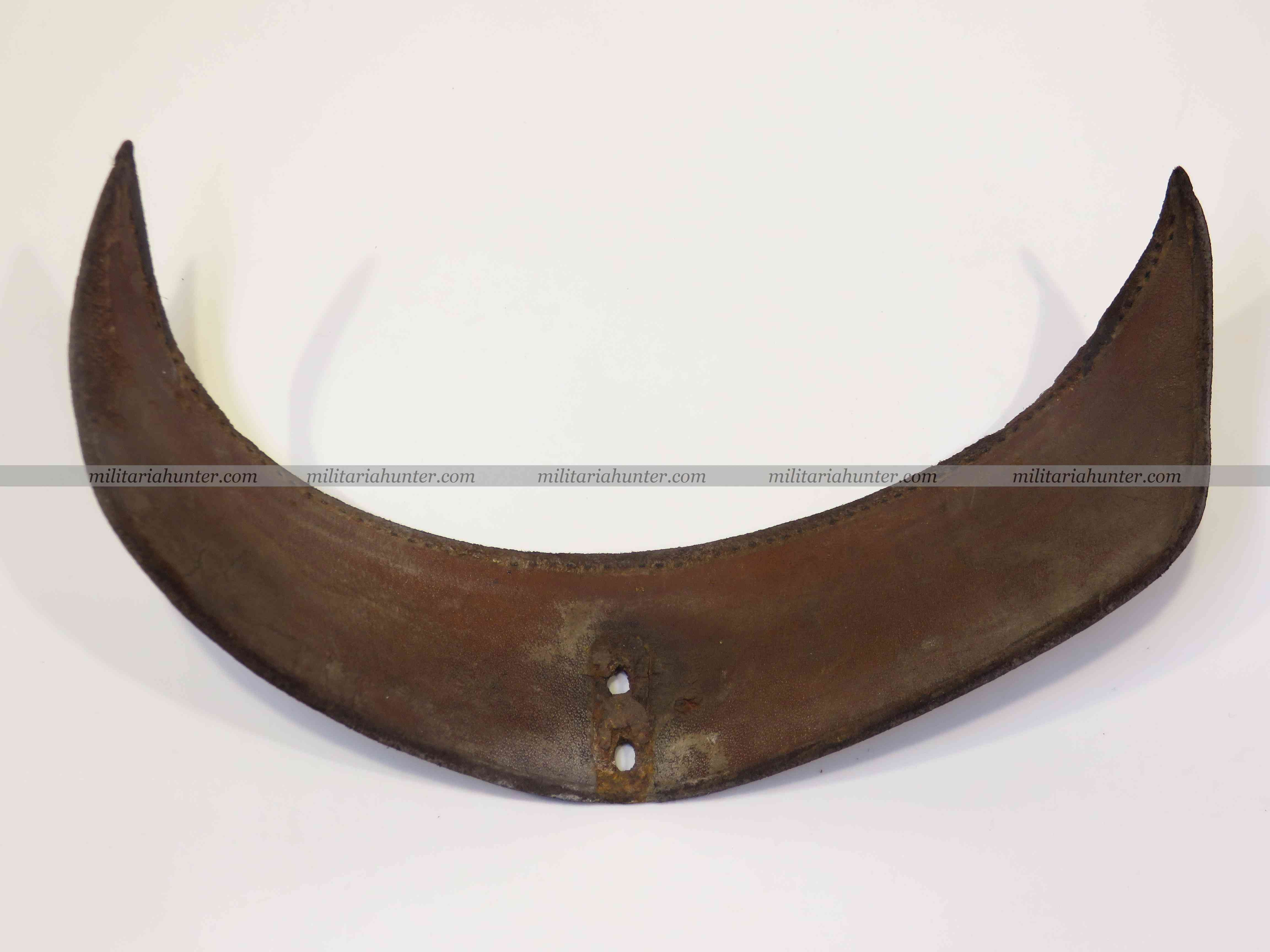 militaria : Nuquière de casque à pointe - Spiked helmet rear visor